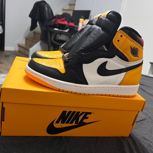 Jordan 1’s yellow toe high top - Picture 3 of 6
